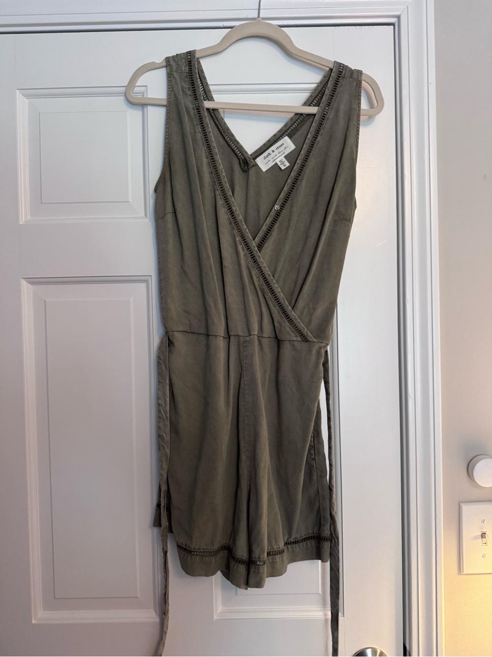 cloth & stone Olive Green V-Neck Sleeveless Romper